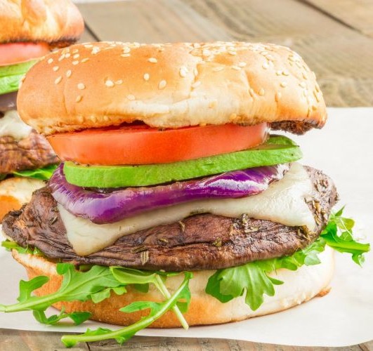 burger-vegetarien-aux-champignons-portobello-et-avocat