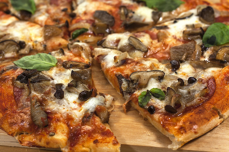pizza-aux-champignons-exotiques-anchois-et-pepperoni