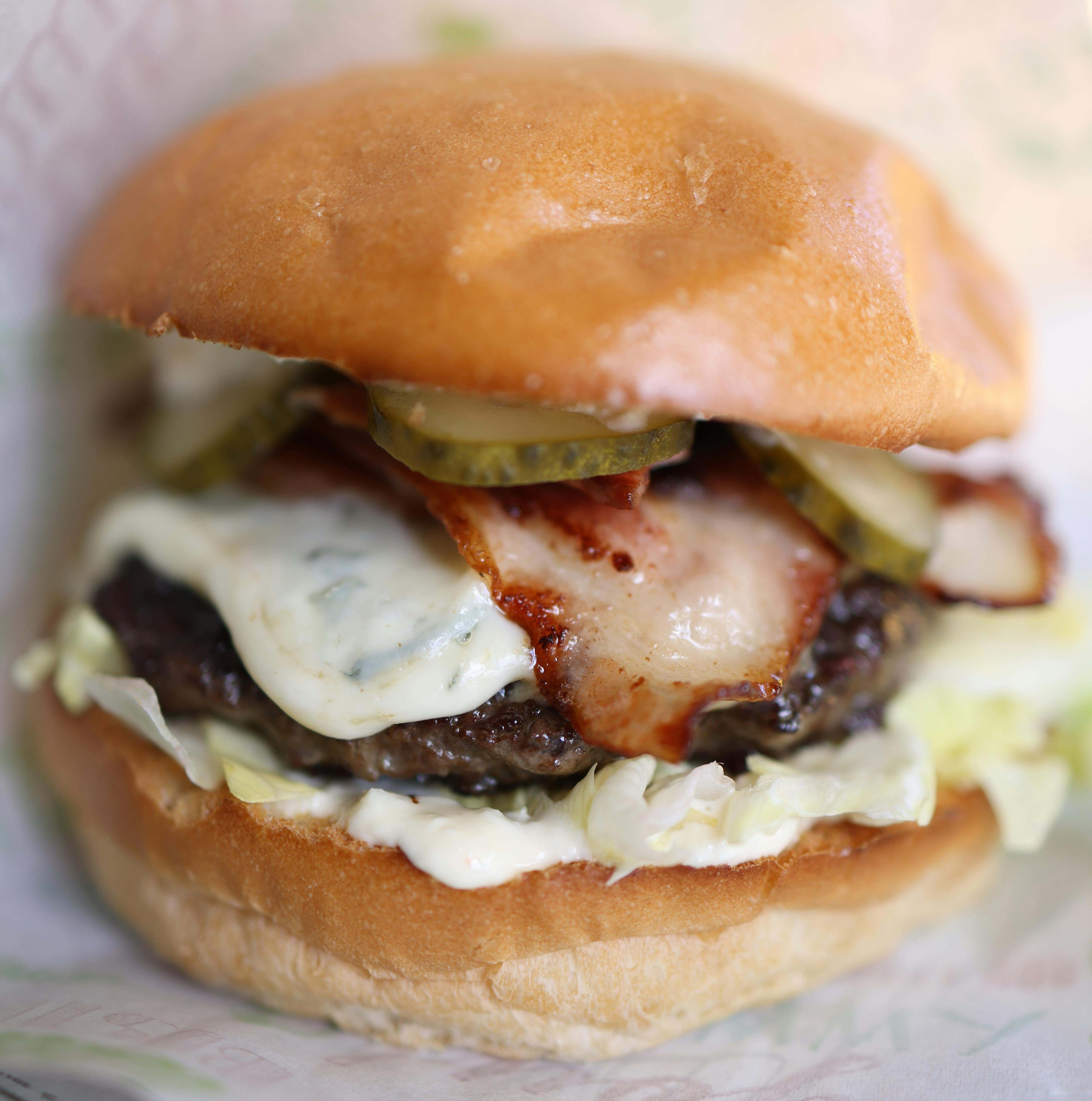Burger bacon aux champignons et fromage bleu