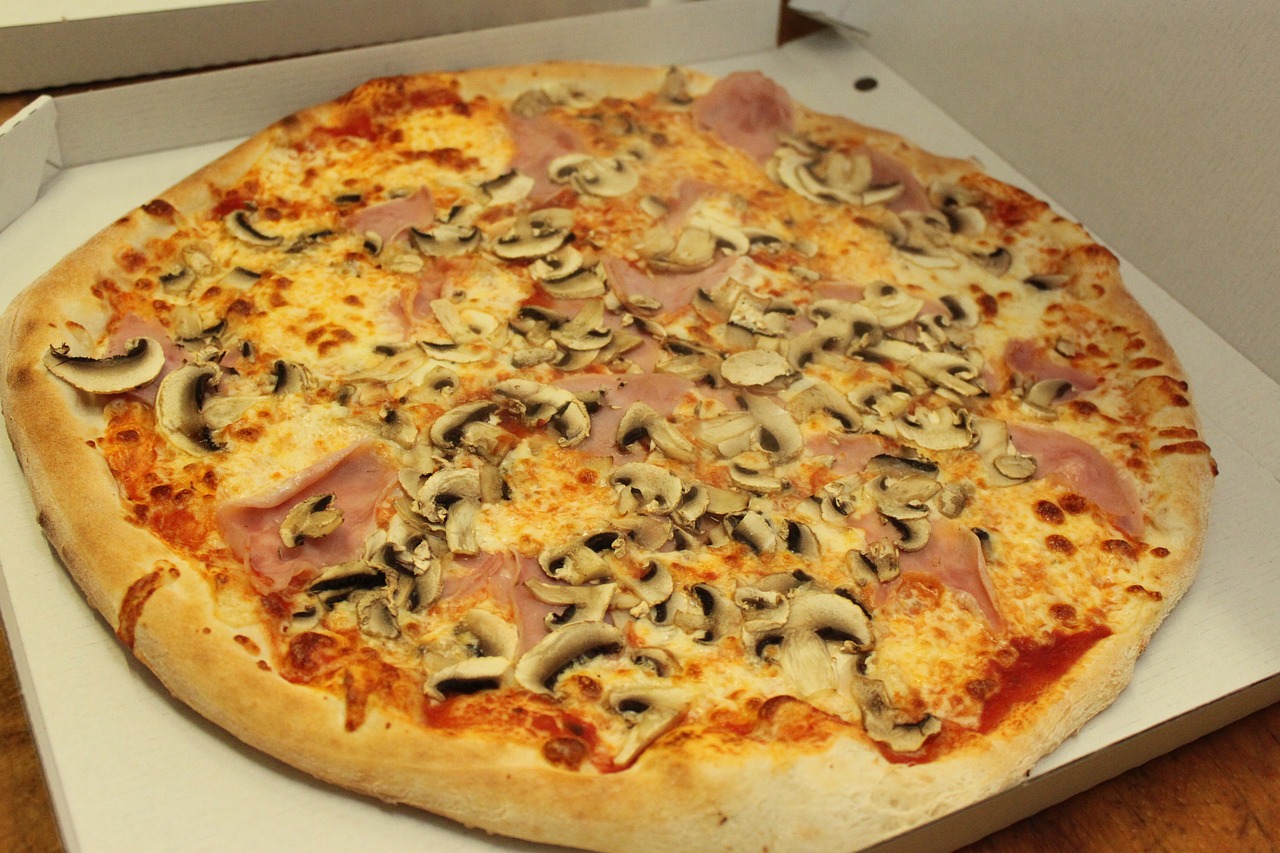 pizza-classique-au-jambon-et-champignons