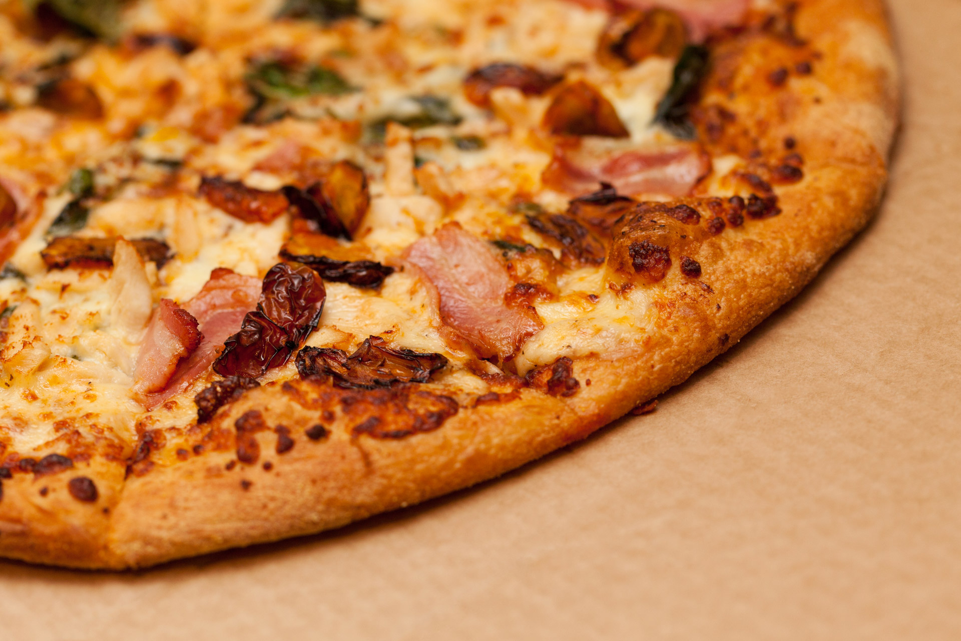 pizza-gourmande-au-bacon-croustillant-et-champignons-dores