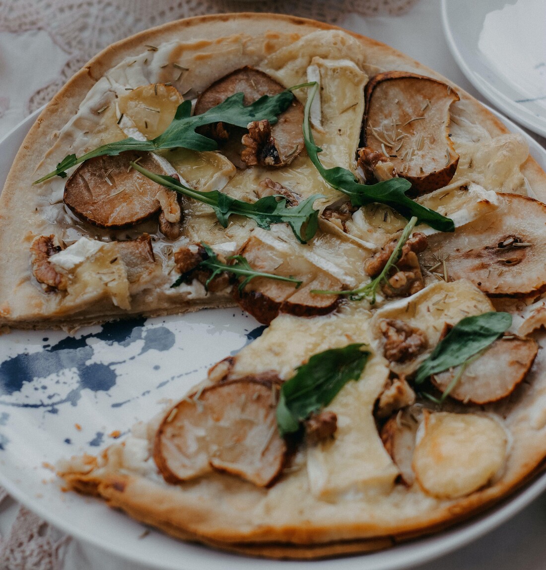 pizza-rustique-aux-poires-champignons-et-roquette
