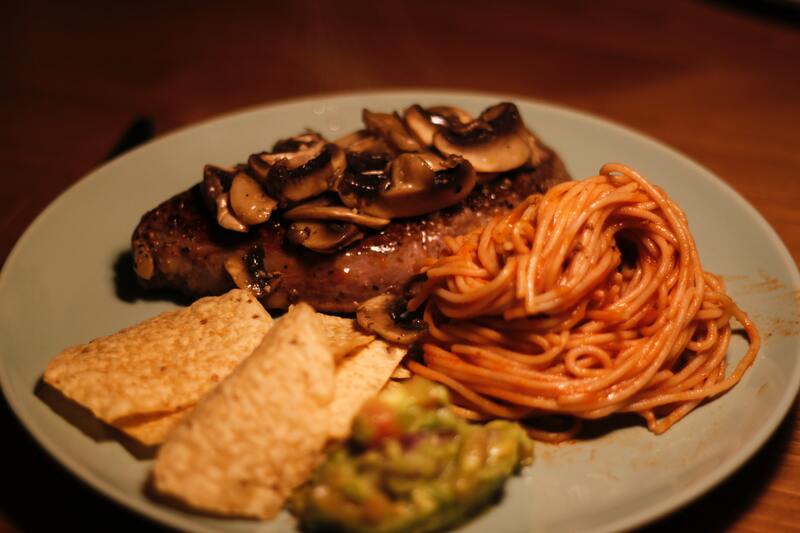 steak-classique-aux-champignons-de-paris-avec-spaghetti-et-guacamole