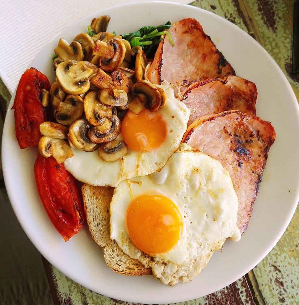 petit-dejeuner-complet-oeuf-champignon-tomate-et-bacon
