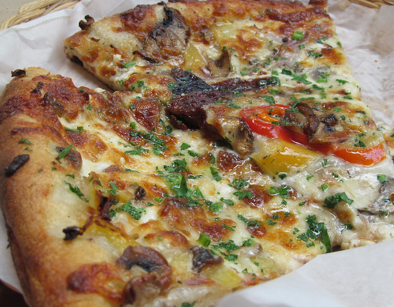 pizza-aux-champignons-cremini-poivrons-gitans-oignons-et-fromage