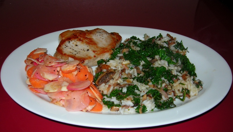 riz-aux-champignons-et-kale-avec-poulet-grille-et-salade-de-carottes