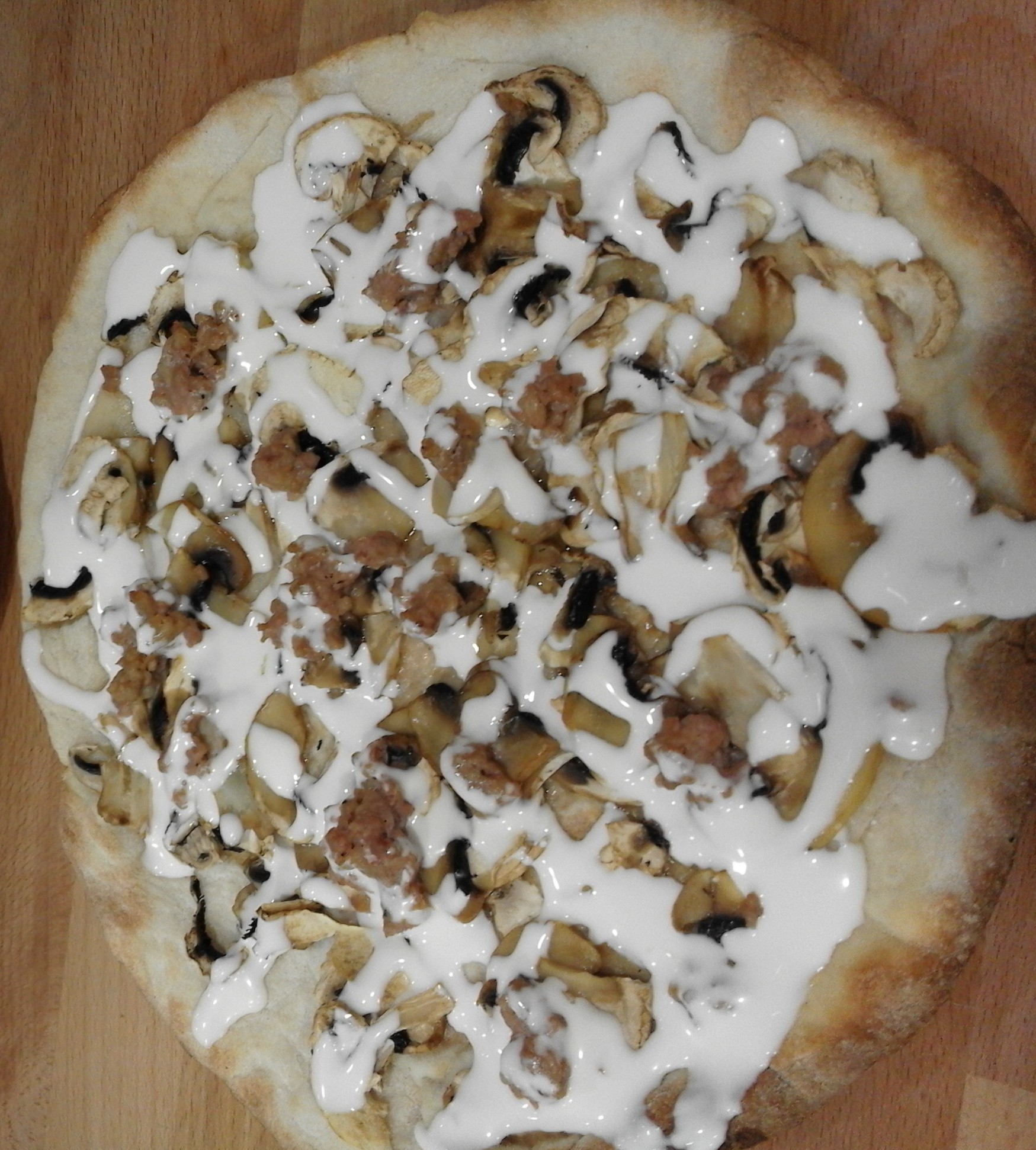 pizza-maison-aux-champignons-et-saucisse-avec-sauce-cremeuse