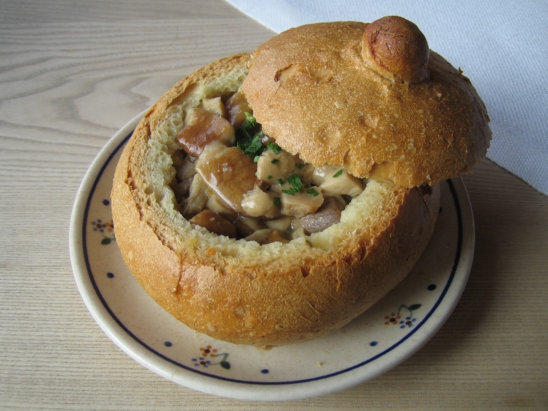 soupe-de-champignons-polonaise-dans-son-bol-de-pain-croustillant