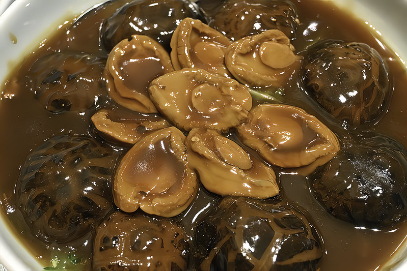 Ormeau et Champignons Shiitake Braisés à la Sauce Soja