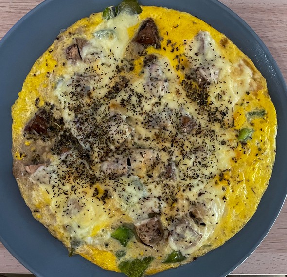 omelette-gourmande-aux-champignons-poivrons-et-fromage