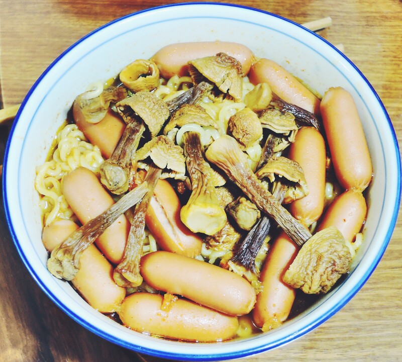 soupe-de-nouilles-coreenne-aux-champignons-et-saucisses