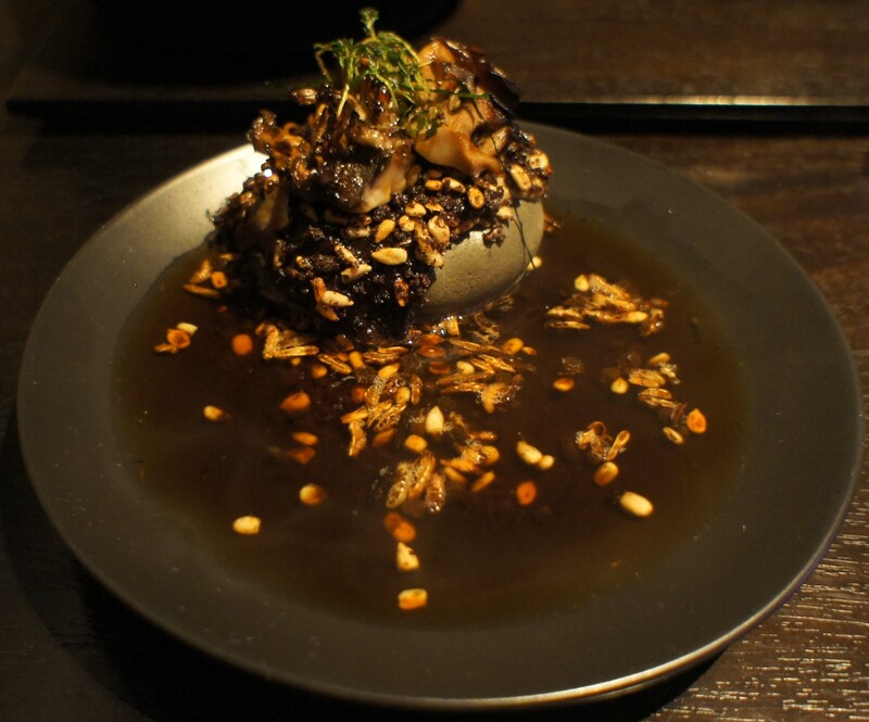 Champignons Maitake avec ail noir et pâte de légumes racines, riz soufflé, bouillon de légumes