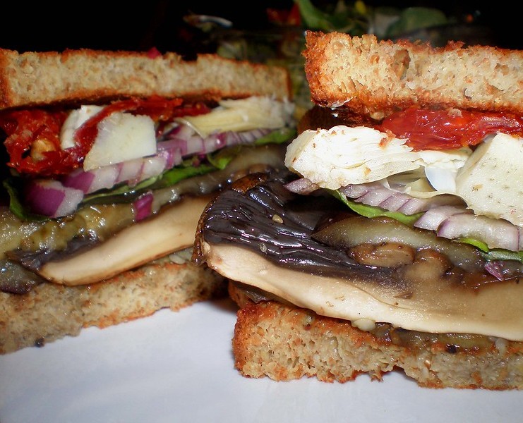 sandwich-au-portobello-grille-aubergine-et-legumes-marines